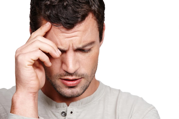 Uomo mal di testa e stress faccia in studio per depressione salute mentale e ansia da burnout su sfondo bianco Dolore alla testa della persona e mani frustrate occhi chiusi preoccupati o stanchi isolati in studio