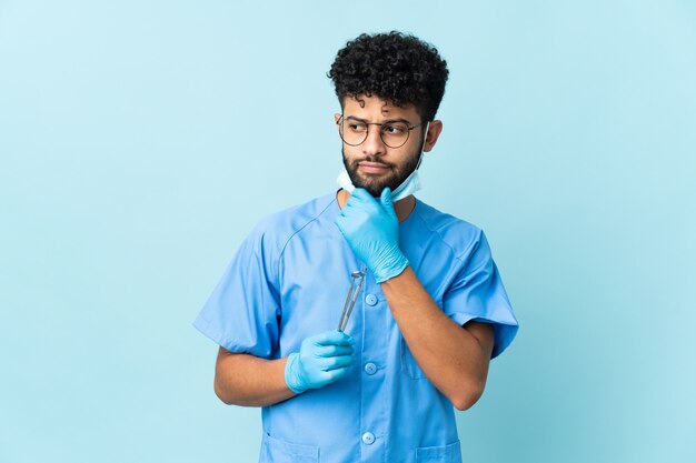 Uomo marocchino dentista che tiene strumenti isolati