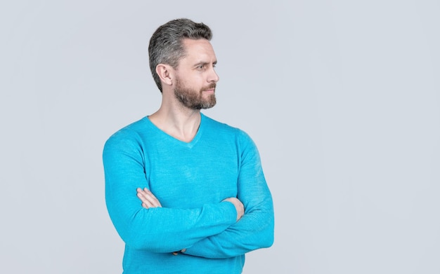 Uomo maturo bello con la barba sul modello di moda del fondo grigio