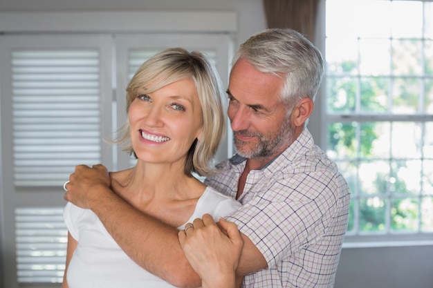 Uomo maturo che abbraccia una donna felice