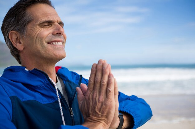 Uomo maturo che esegue yoga