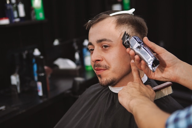 Uomo maturo che ottiene un nuovo taglio di capelli dal barbiere