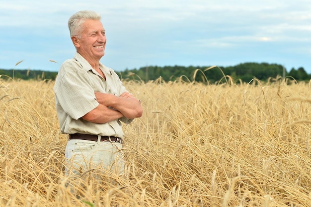 Uomo maturo che si gode la natura