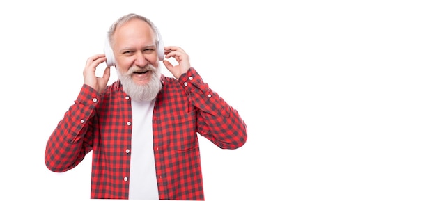 Uomo maturo dai capelli grigi bello di affari di mezza età con barba e cuffie