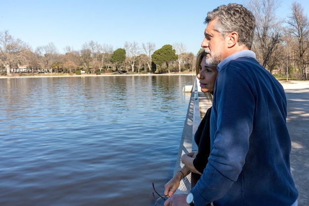 Uomo maturo e donna che si divertono sull'argine