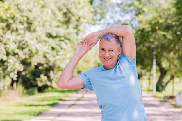 Uomo maturo esercizio in un parco cittadino