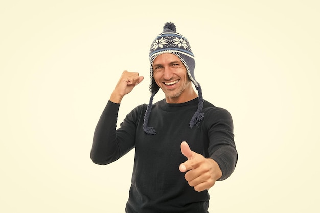 Uomo maturo felice in cappello lavorato a maglia ragazzo allegro che punta il dito maschio accessorio di maglieria abbigliamento invernale caldo moda uomo isolato su bianco tenere la testa calda sentirsi a proprio agio