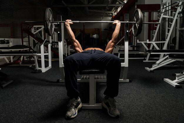 Uomo maturo in palestra che si esercita sulla panca