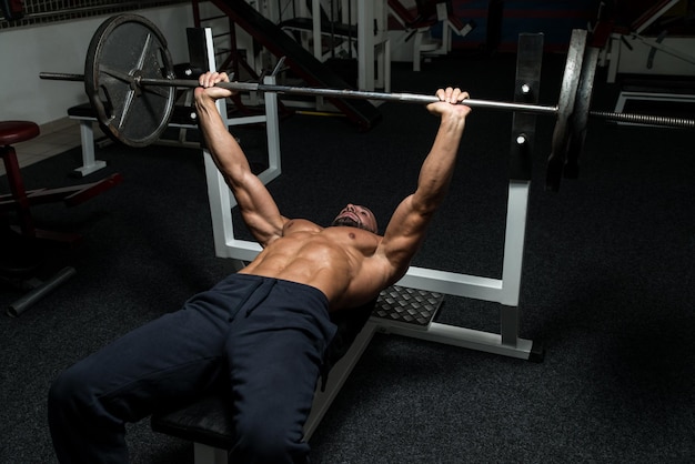 Uomo maturo in palestra che si esercita sulla panca