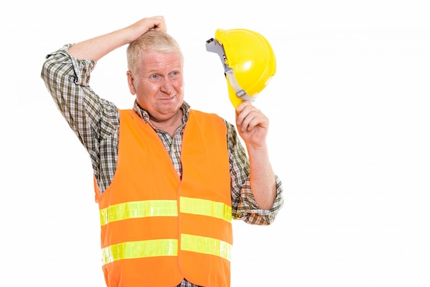 Uomo maturo in uniforme di costruzione