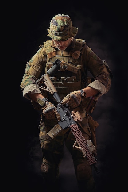 Uomo maturo in uniforme militare su uno sfondo nero