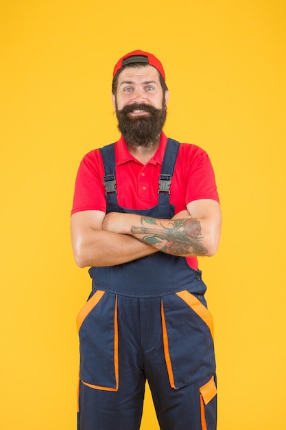 Uomo maturo lavoratore con barba indossare uniforme architetto