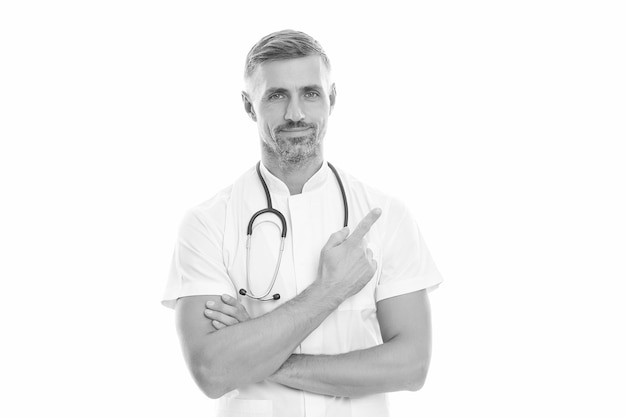 Uomo medico di famiglia o infermiere con stetoscopio isolato su bianco dito puntato covid 19