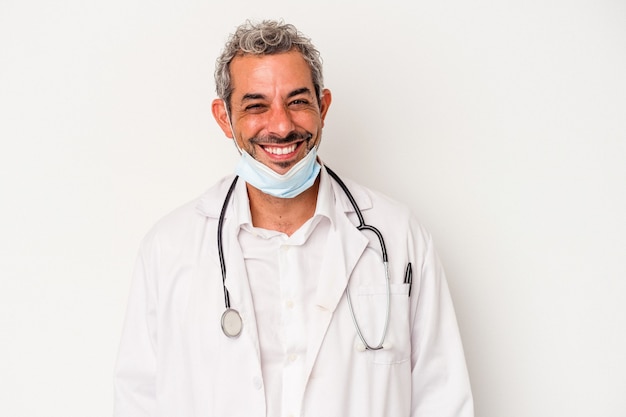 Uomo medico di mezza età che indossa una maschera per virus isolato su sfondo bianco felice, sorridente e allegro.