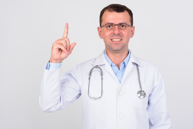 uomo medico indossando occhiali da vista su bianco
