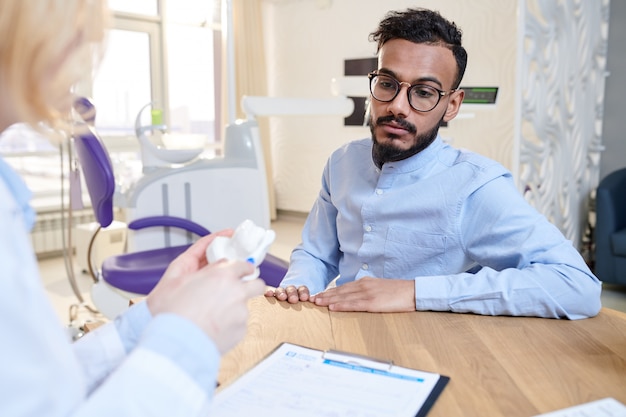 Uomo mediorientale che ascolta il dottore