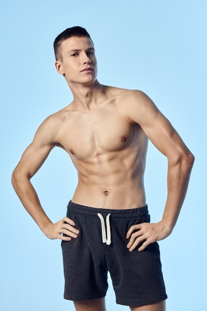 uomo mezzo nudo in pantaloncini corti pompato torso bodybuilder fitness model foto di alta qualità