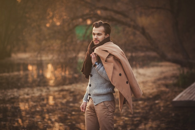 Uomo modello alla moda