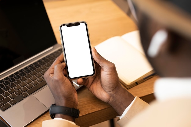 Uomo moderno che controlla il suo telefono