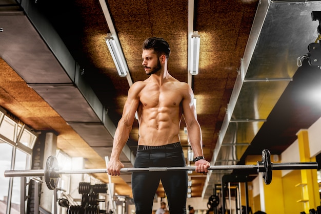 Uomo muscolare bello che risolve alla ginnastica.