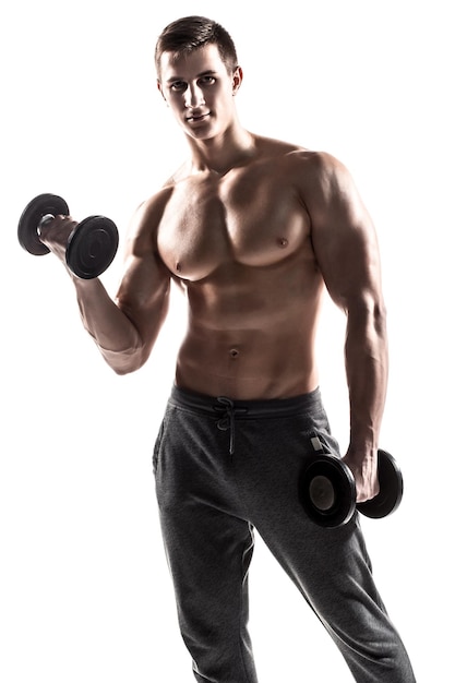 Uomo muscolare che fa esercizi con manubri isolati su sfondo bianco