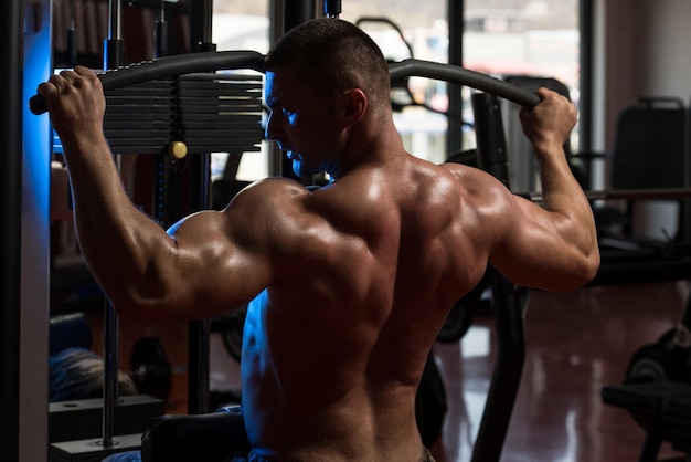 Uomo muscolare che fa esercizio pesante per la schiena