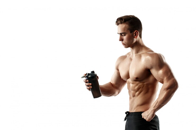 Foto uomo muscolare con la bevanda della proteina in agitatore sopra fondo bianco