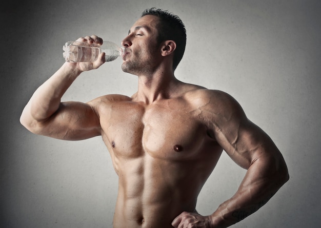 uomo muscoloso beve acqua