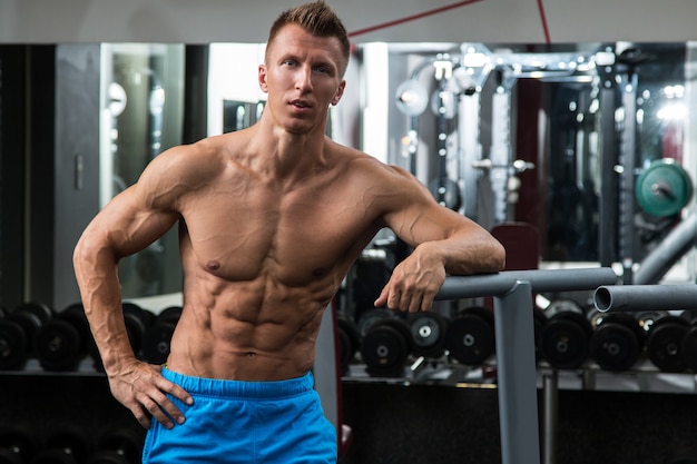 Uomo muscoloso in palestra