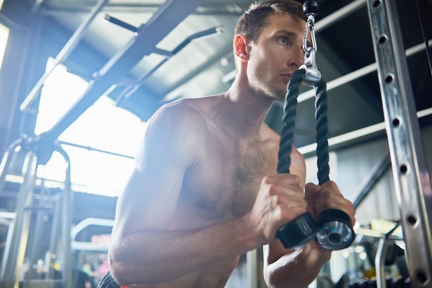 Uomo muscoloso in palestra