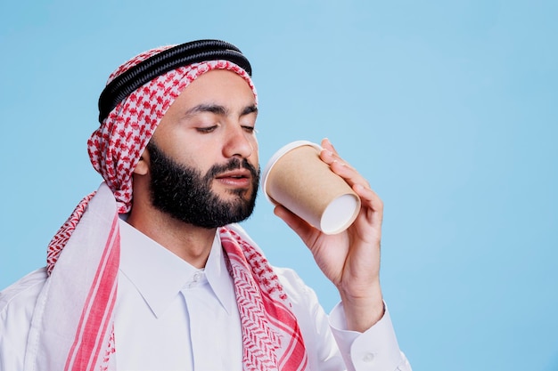 Uomo musulmano che beve caffè per andare