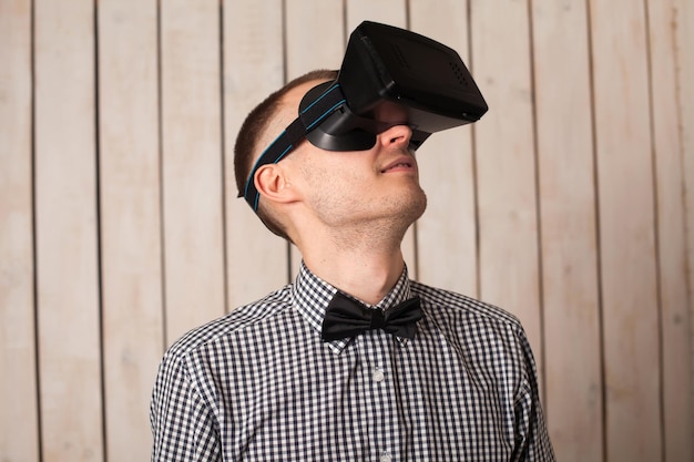 Uomo nel casco di realtà virtuale. Occhiali VR.