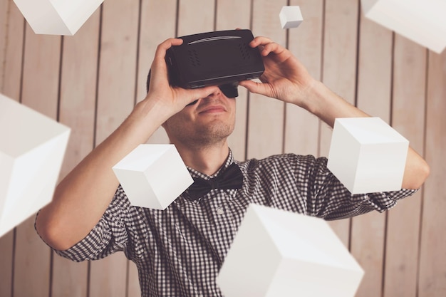Uomo nel casco di realtà virtuale per smartphone. Occhiali VR.