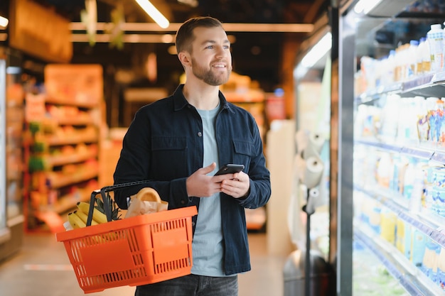 Uomo nel cliente del negozio di alimentari del supermercato