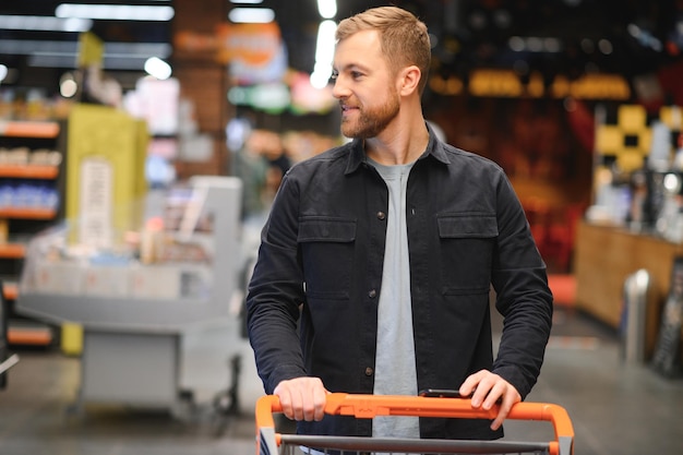 Uomo nel cliente del negozio di alimentari del supermercato