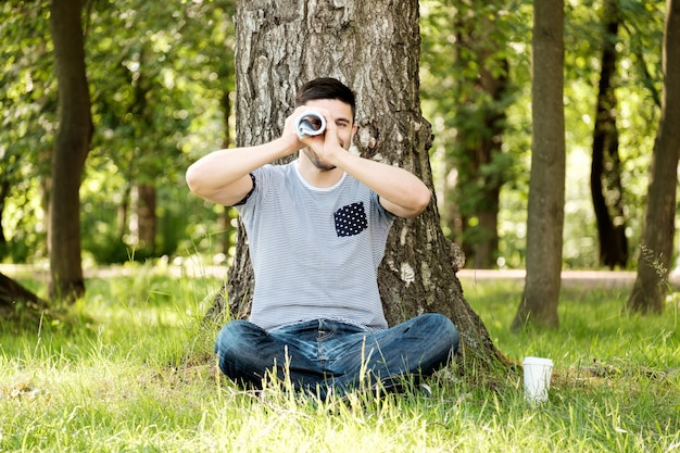 Uomo nel parco cittadino