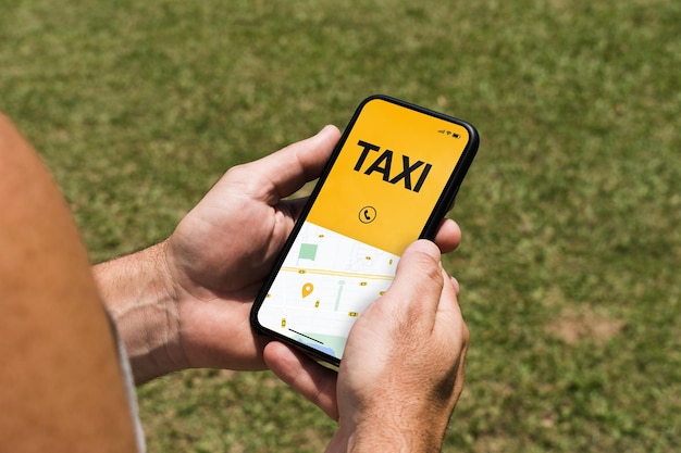 Uomo nel parco con in mano uno smartphone con l'app Taxi Service sullo schermo. Fornitore di servizi di mobilità in tutto il mondo.