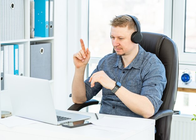 Uomo nel telelavoro delle cuffie