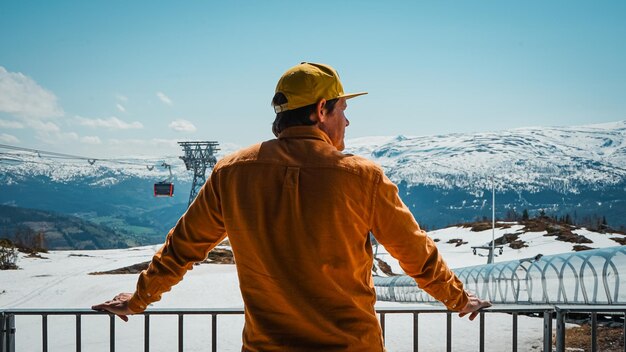 uomo nelle montagne innevate della Norvegia neve nelle montagne riposo in inverno