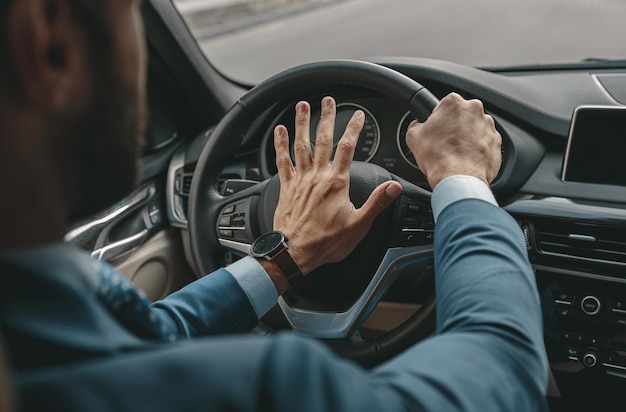 Uomo non riconosciuto in abiti formali che viaggia in auto