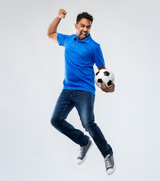 uomo o fan di calcio con palla da calcio che salta