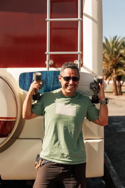 Uomo pattinatore vicino al suo camper a Gran Canaria