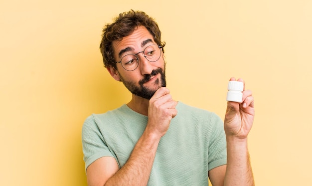 Uomo pazzo con una bottiglia di pillole