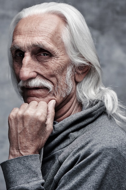 Uomo pensionato caucasico dai capelli grigio invecchiato che pensa alla vita.