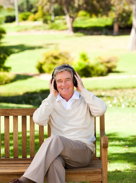 Uomo pensionato che ascolta della musica