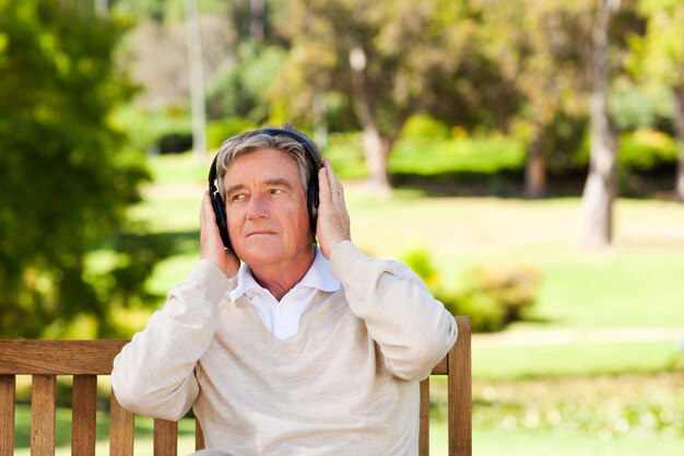 Uomo pensionato che ascolta della musica