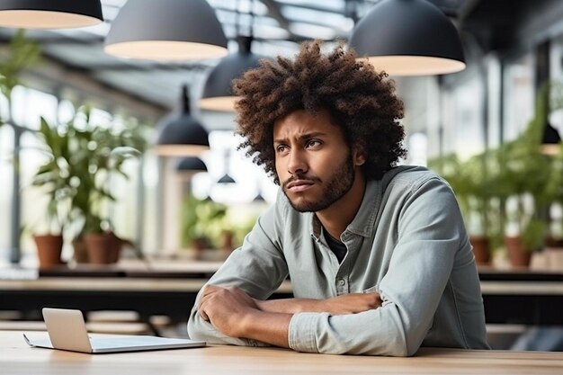 uomo pigro e inefficiente dipendente seduto in ufficio sul posto di lavoro guardando lo schermo del portatile con