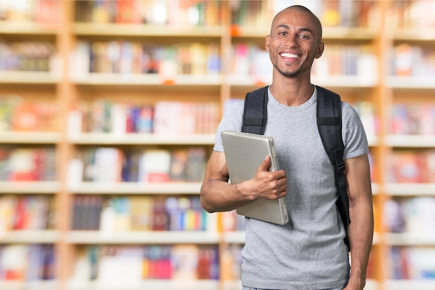 Uomo portatile computer studente isolato in possesso di persona