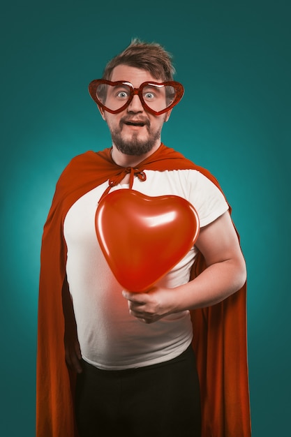 Uomo Positivo In Costume Da Supereroe E Occhiali A Forma Di Cuore