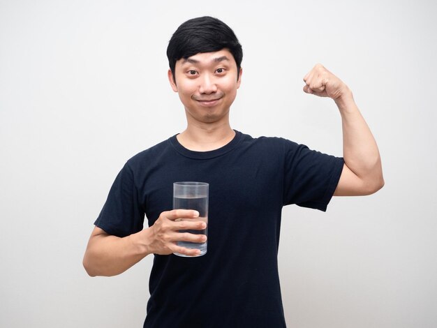 Uomo positivo sorriso gentile con bicchiere d'acqua mostra il muscolo con un buon ritratto sano